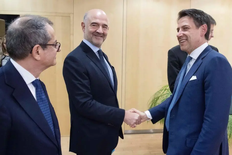 Giovanni Tria, Pierre Moscovici e Giuseppe Conte a Bruxelles (Ansa)