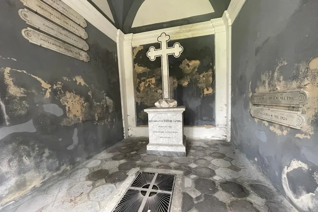 Degrado, muffa e umidità nel cimitero monumentale di Bonaria a Cagliari