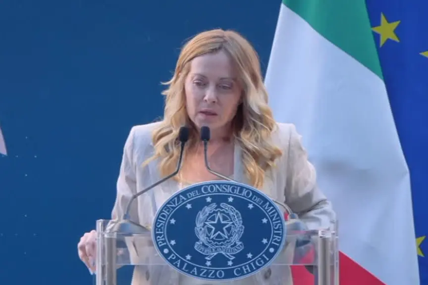 Meloni allo svelamento dell'auto di Falcone: un'emozione tagliente
