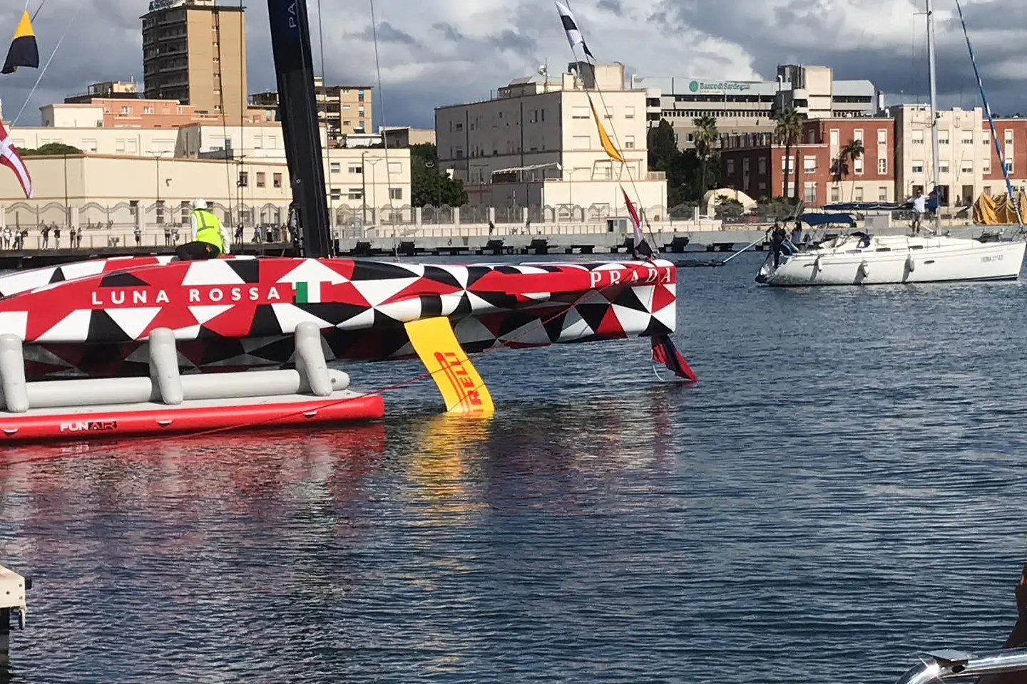 Il varo del prototipo di Luna Rossa stamani al Molo Ichnusa a Cagliari (Foto Clara Mulas)