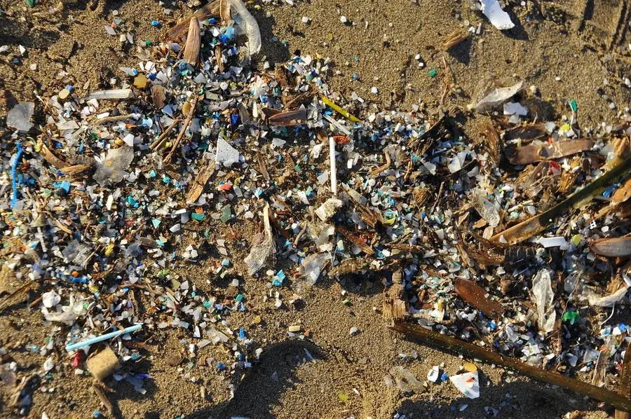Microplastica in spiaggia a Is Benas (foto archivio L'Unione Sarda)