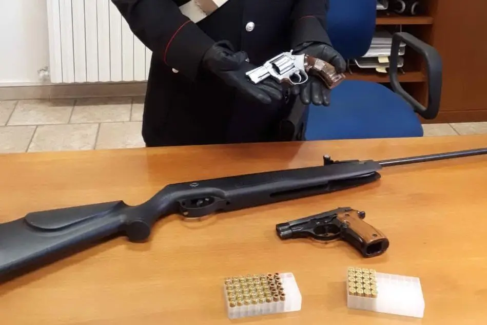 Il revolver e le altre armi sequestrate (Foto Carabinieri)