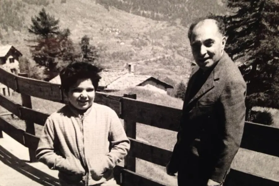 Il procuratore, originario di Terralba, insieme al figlio Massimo (Ansa)