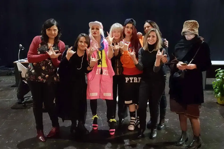 Il cast della pièce con Susy Ronchi (foto Caterina Fiori)