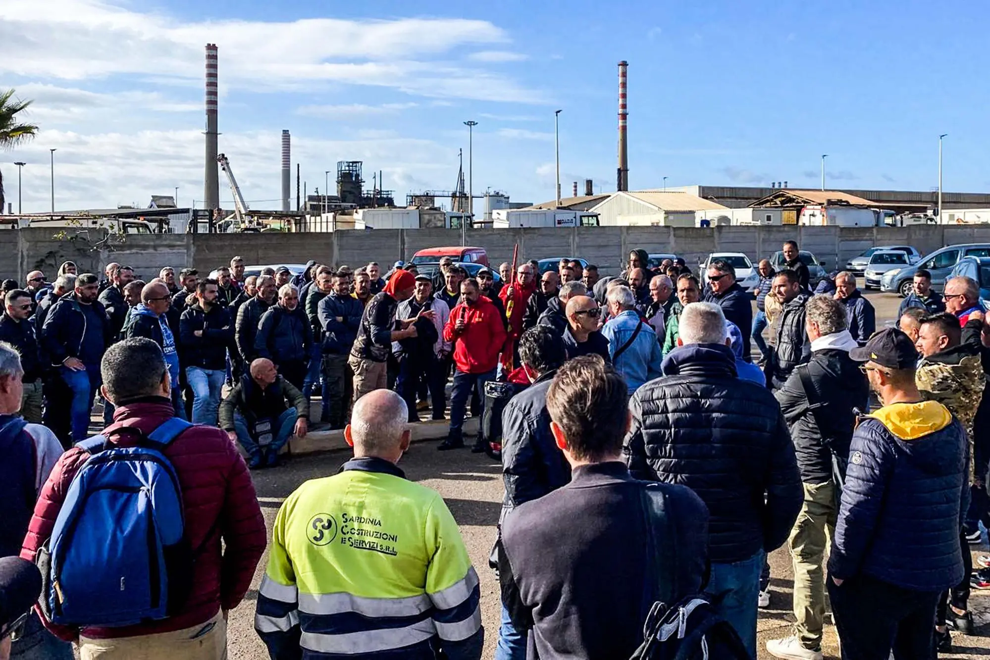 Lavoratori davanti allo stabilimento della Portovesme srl (archivio L'Unione Sarda)