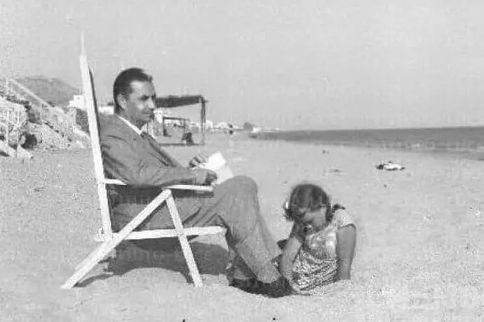 Aldo Moro al mare con la figlia Agnese (foto da Facebook)