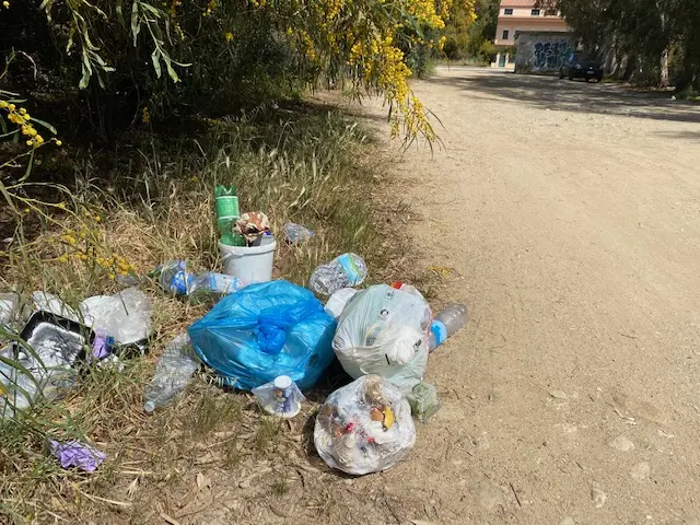 I rifiuti sparsi nella borgata (Foto Pinna)