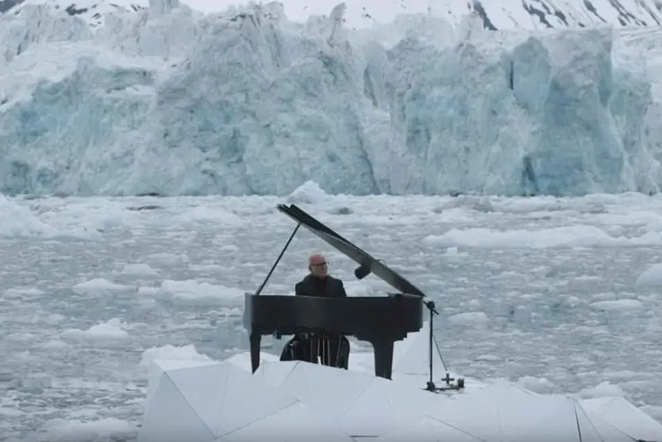 Ludovico Einaudi mentre suona "Elegy for the Arctic" per la campagna Greenpeace (frame dal video)