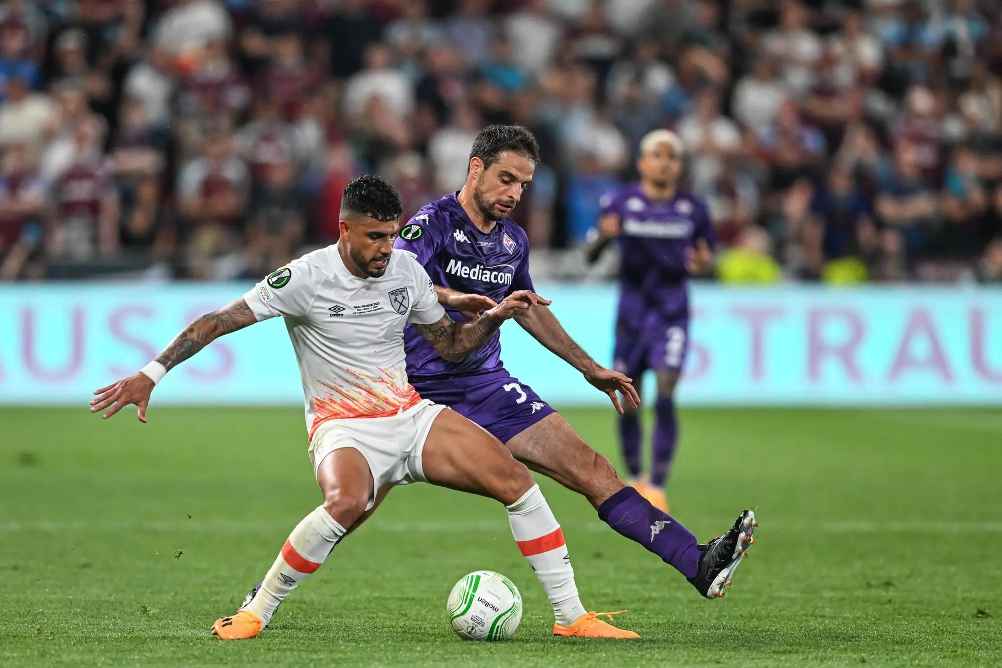 epa10678479 Emerson of West Ham United (L) and Giacomo Bonaventura of ACF Fiorentina (R) in action during the UEFA Europa Conference League Final soccer match between AFC Fiorentina and West Ham United, in Prague, Czech Republic, 07 June 2023. EPA/FILIP SINGER