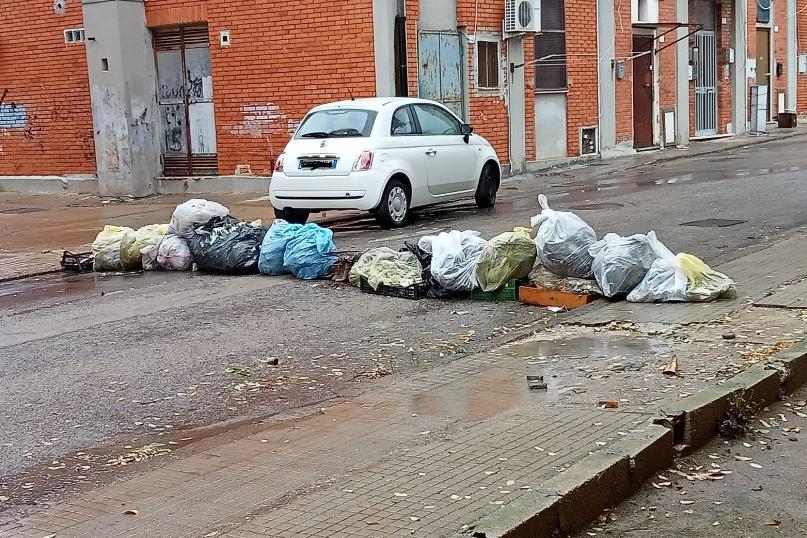 Porto Torres, rifiuti non raccolti: sacchi in strada per protesta
