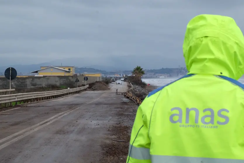 Un tecnico Anas sulla 195 dopo il Ciclone Harry