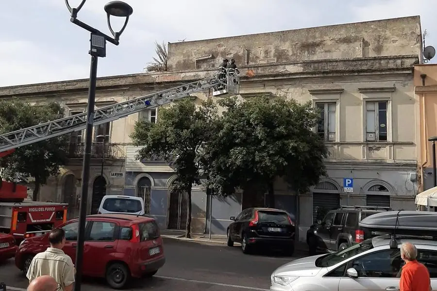 L'intervento dei vigili del fuoco (Foto Sanna)