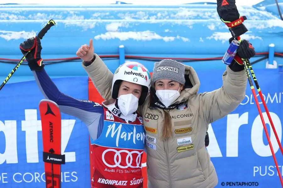 La stagione 2020/21 della Coppa del Mondo di sci si chiude con due campionesse azzurre: Marta Bassino nello slalom gigante, Sofia Goggia nella discesa libera