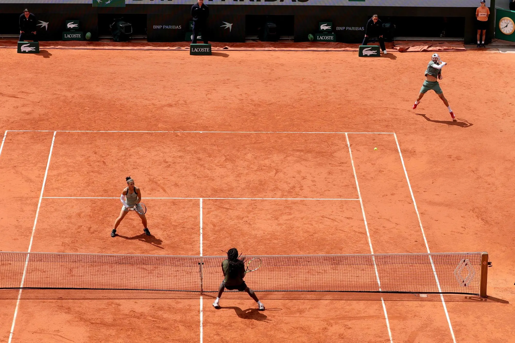 Errani e Vavassori impegnati nel doppio misto (foto Ansa/Epa)