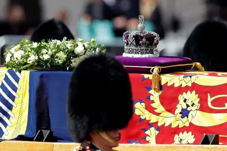 The coffin of Queen Elizabeth II, adorned with a Royal Standard and the Imperial State Crown is pulled by a Gun Carriage of The King's Troop Royal Horse Artillery, during a procession from Buckingham Palace to the Palace of Westminster, in London on September 14, 2022. - Queen Elizabeth II will lie in state in Westminster Hall inside the Palace of Westminster, from Wednesday until a few hours before her funeral on Monday, with huge queues expected to file past her coffin to pay their respects. (Photo by Tom Jenkins / various sources / AFP)