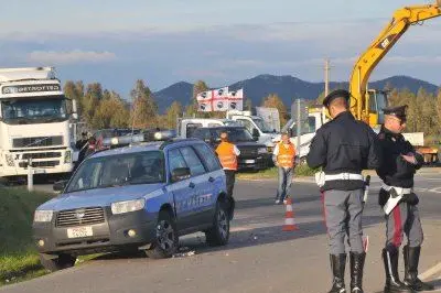 Siliqua, auto della polizia urtata da un tir - foto Cucca