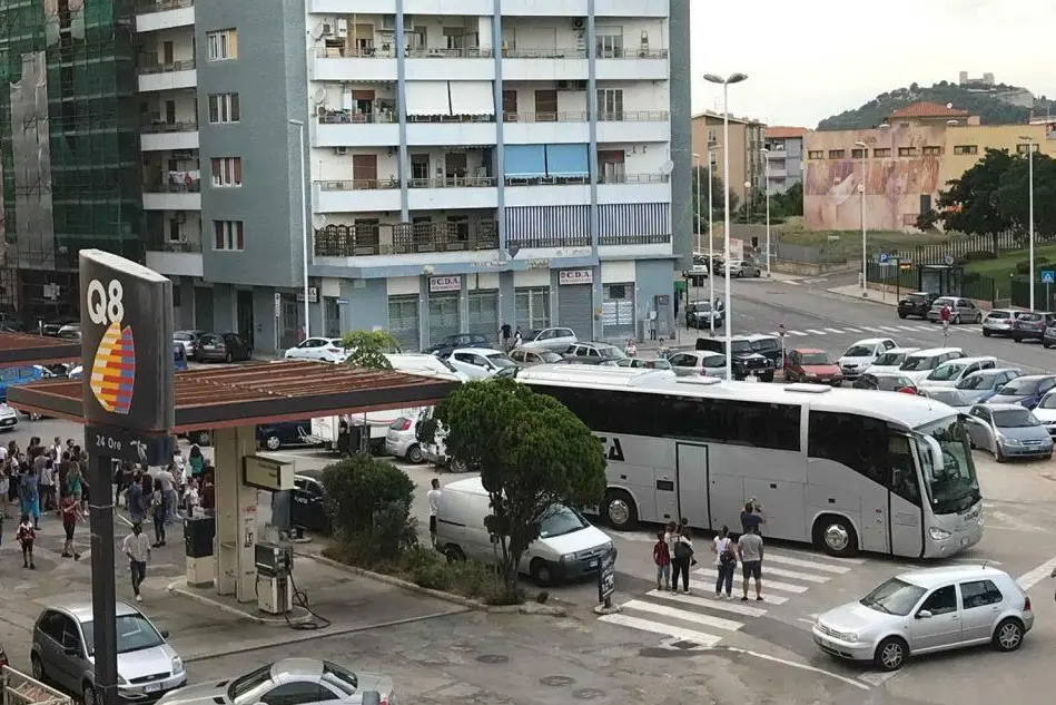 Il bus del Milan lascia l'albergo (Lorenzo Piras)