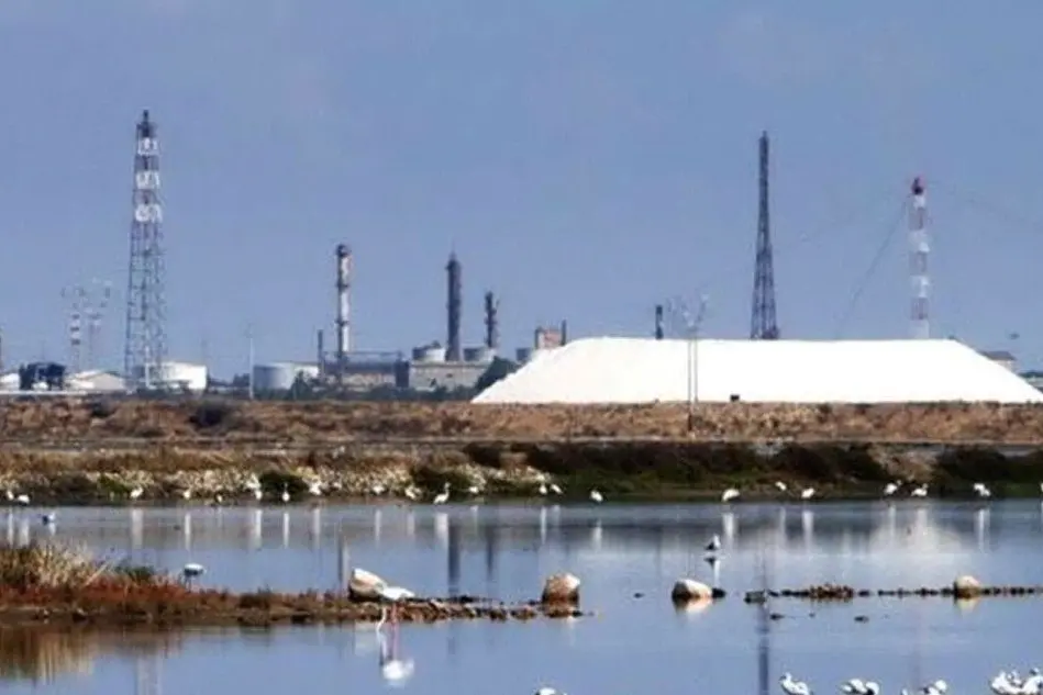 Una veduta delle saline sull'area industriale di Assemini (L'Unione Sarda)