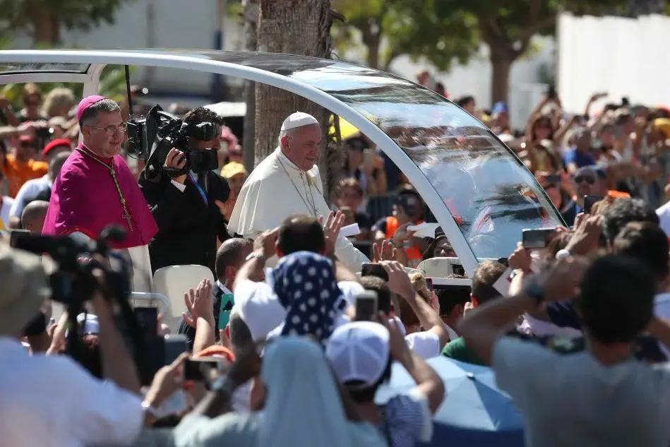 L'arrivo di Papa Francesco a Palermo (foto Ansa)
