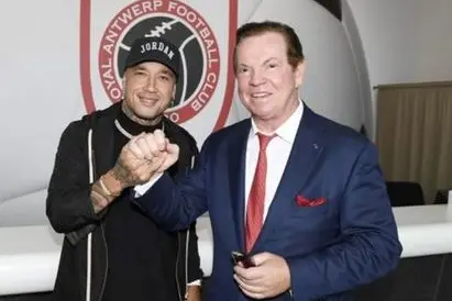 Nainggolan dopo la firma con l'Anversa (Ansa)