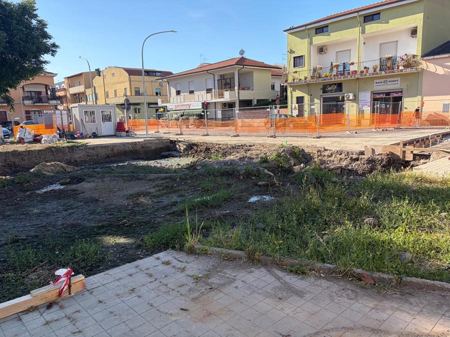 Oristano, allarme West Nile: «Ma in quel cantiere acqua stagnante da mesi»