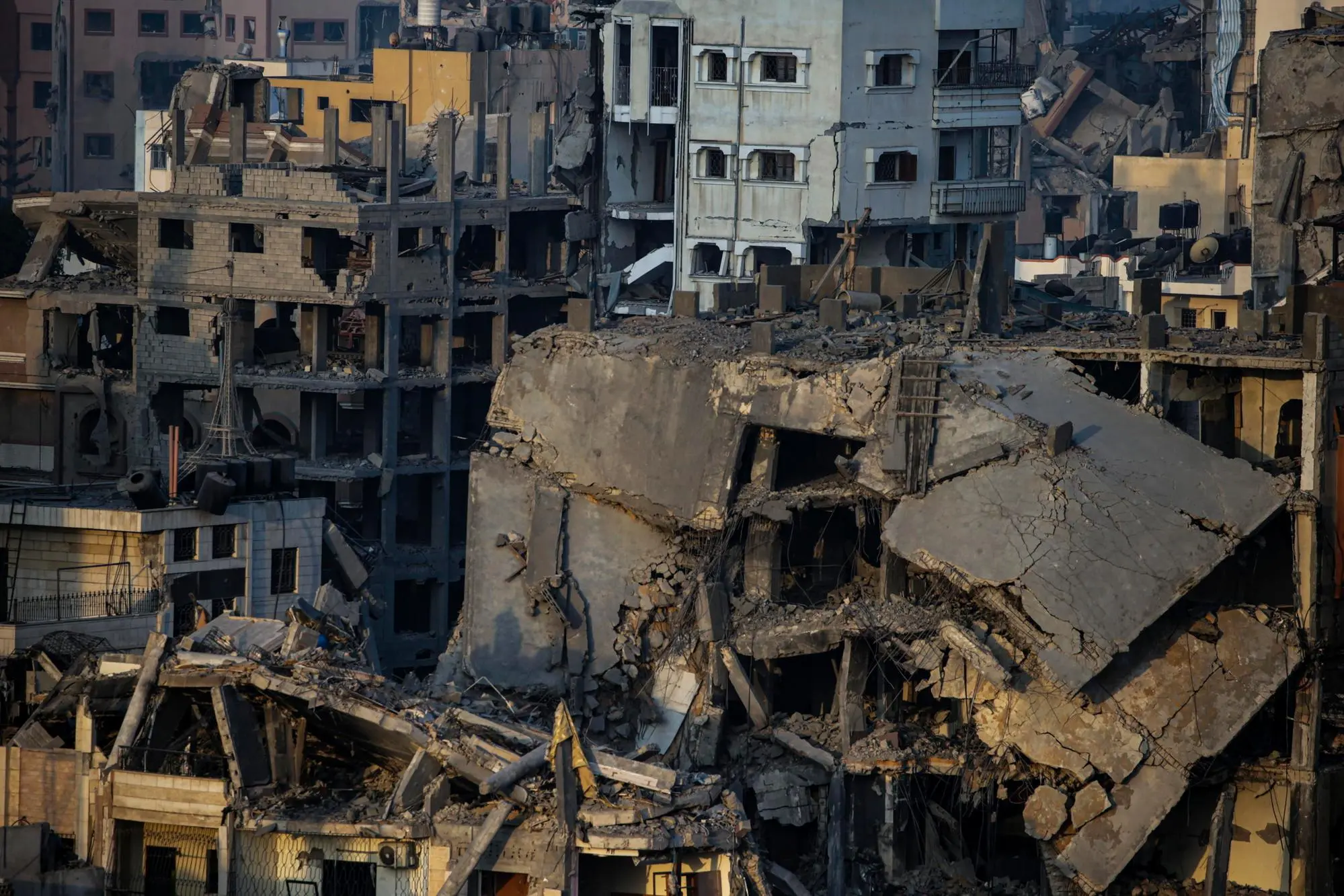 Un edificio distrutto nella Striscia di Gaza (Ansa-Epa)