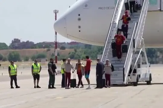 I campioni del mondo spagnoli tornano a casa con la coppa