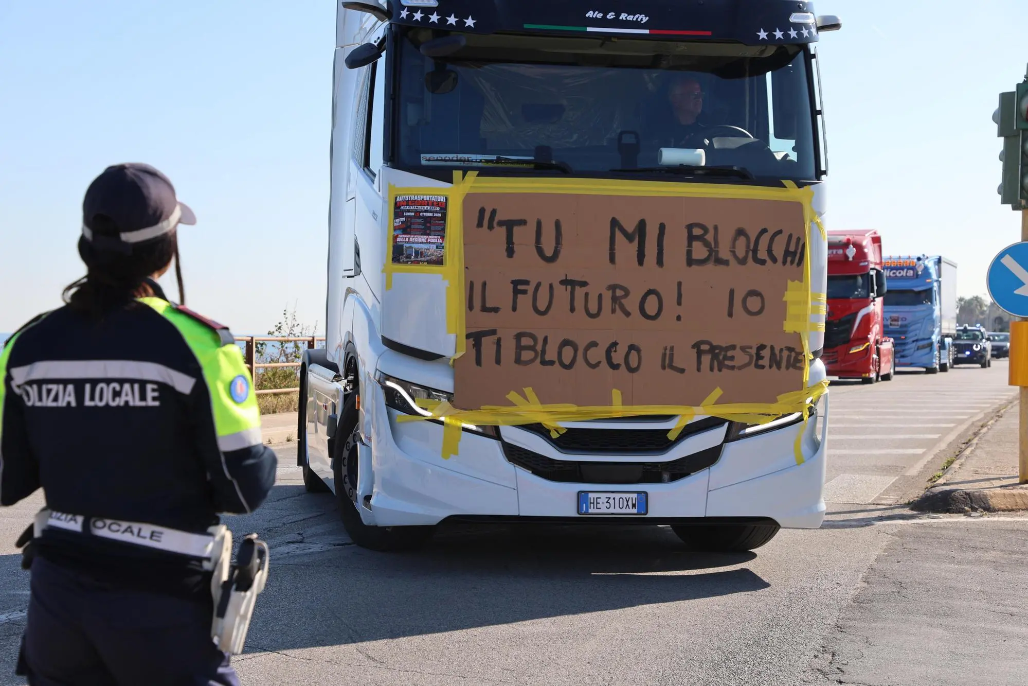 Una protesta dei conducenti di Tir in Puglia (Ansa)