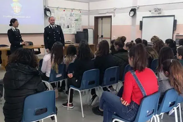 L'incontro dei carabinieri nelle scuole di Usellus (foto Antonio Pintori)