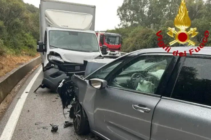 L'incidente sulla Olbia-Arzachena (foto vigili del fuoco)