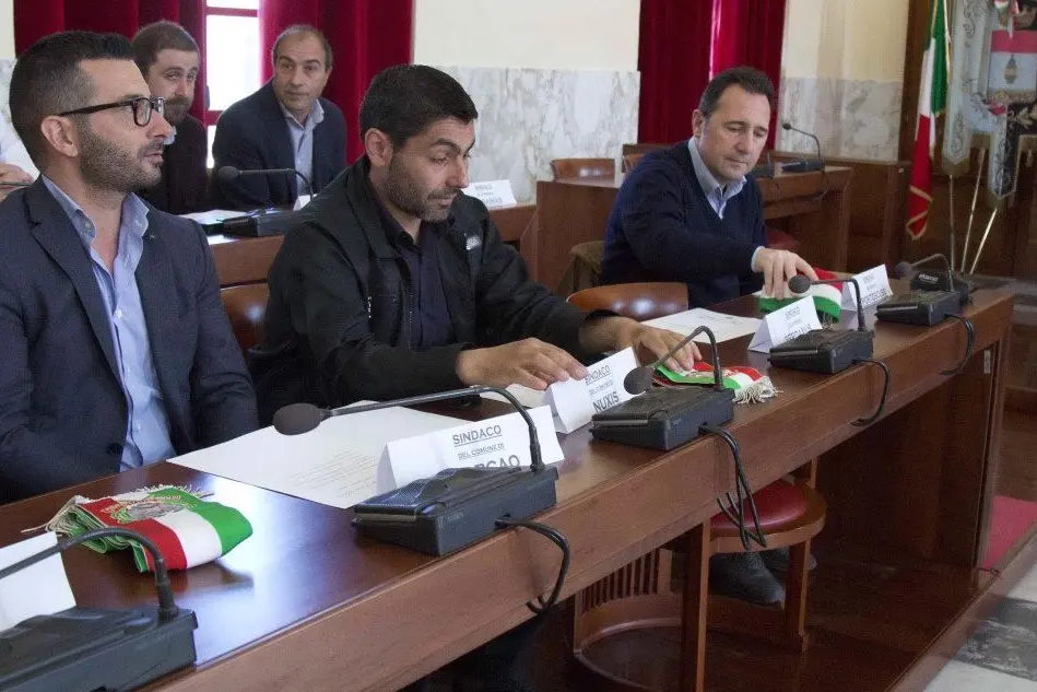 I sindaci lasciano la fascia tricolore sul banco