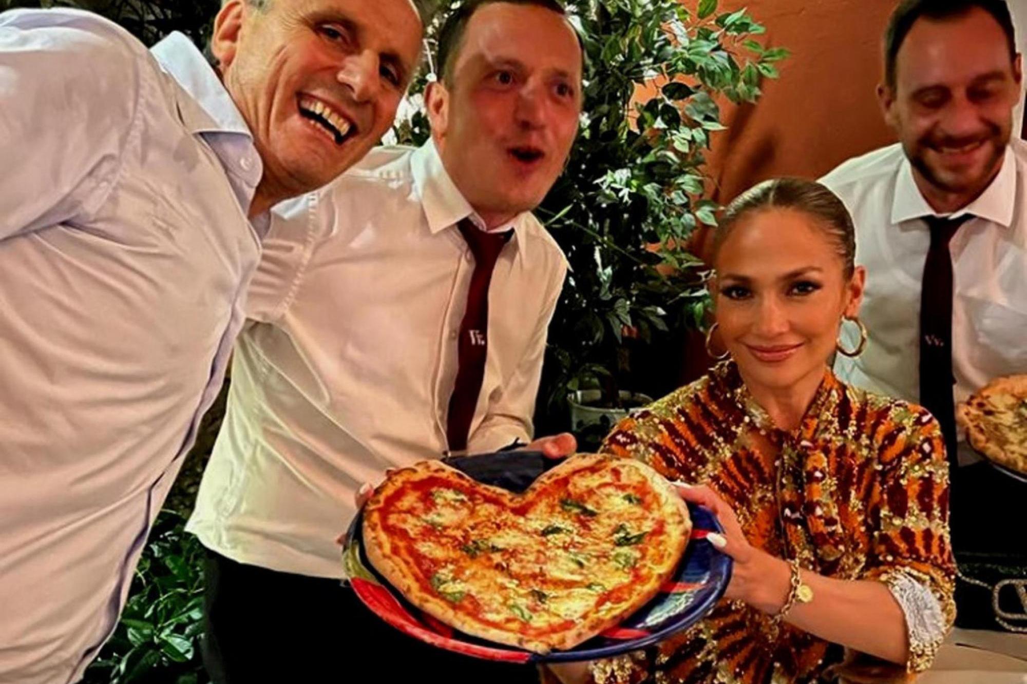 Pizza a Capri per JLo-Affleck (Ansa)