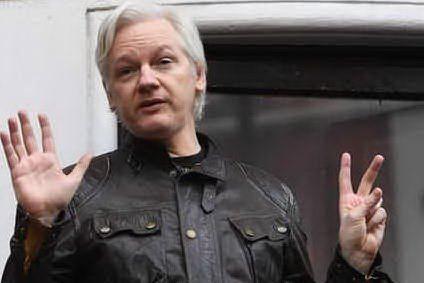Julian Assange arrestato a Londra, gli Usa lo reclamano
