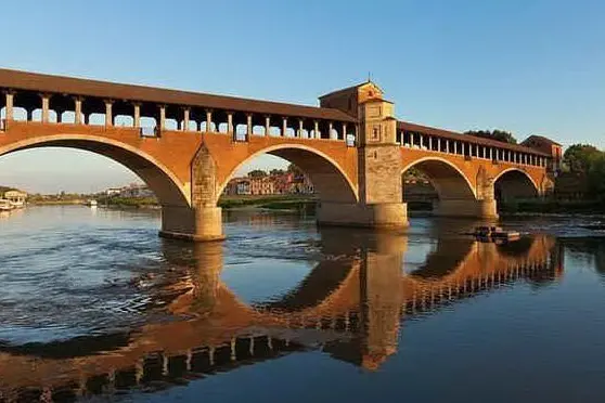 Il fiume Ticino a Pavia (Ansa)