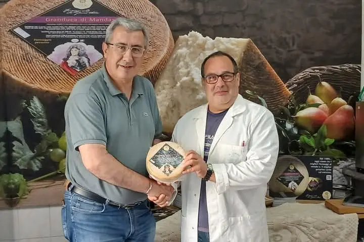 Il sindaco Oppus con Mimmo Garau