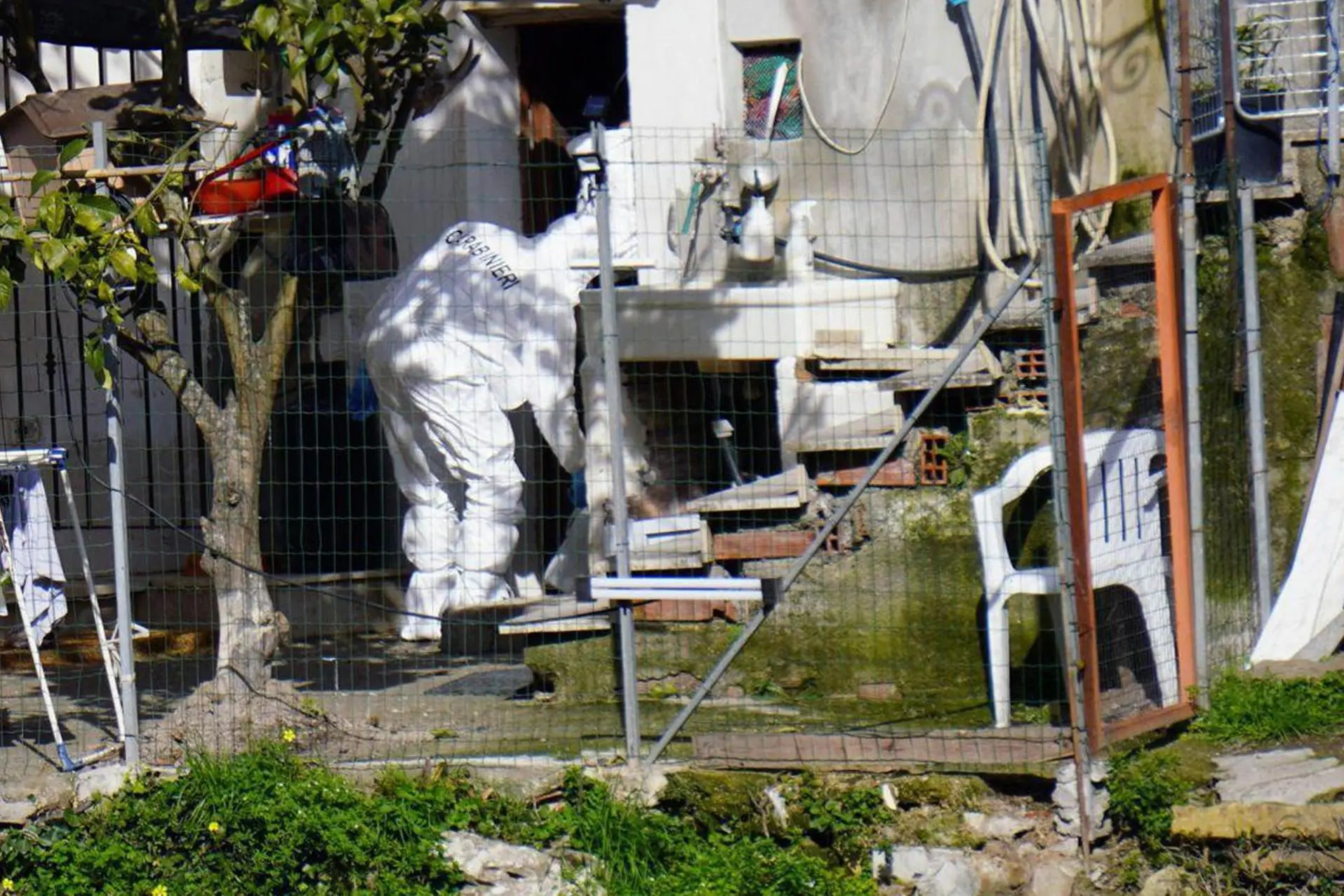 La casa nella quale si sono consumate le violenze (Ansa)