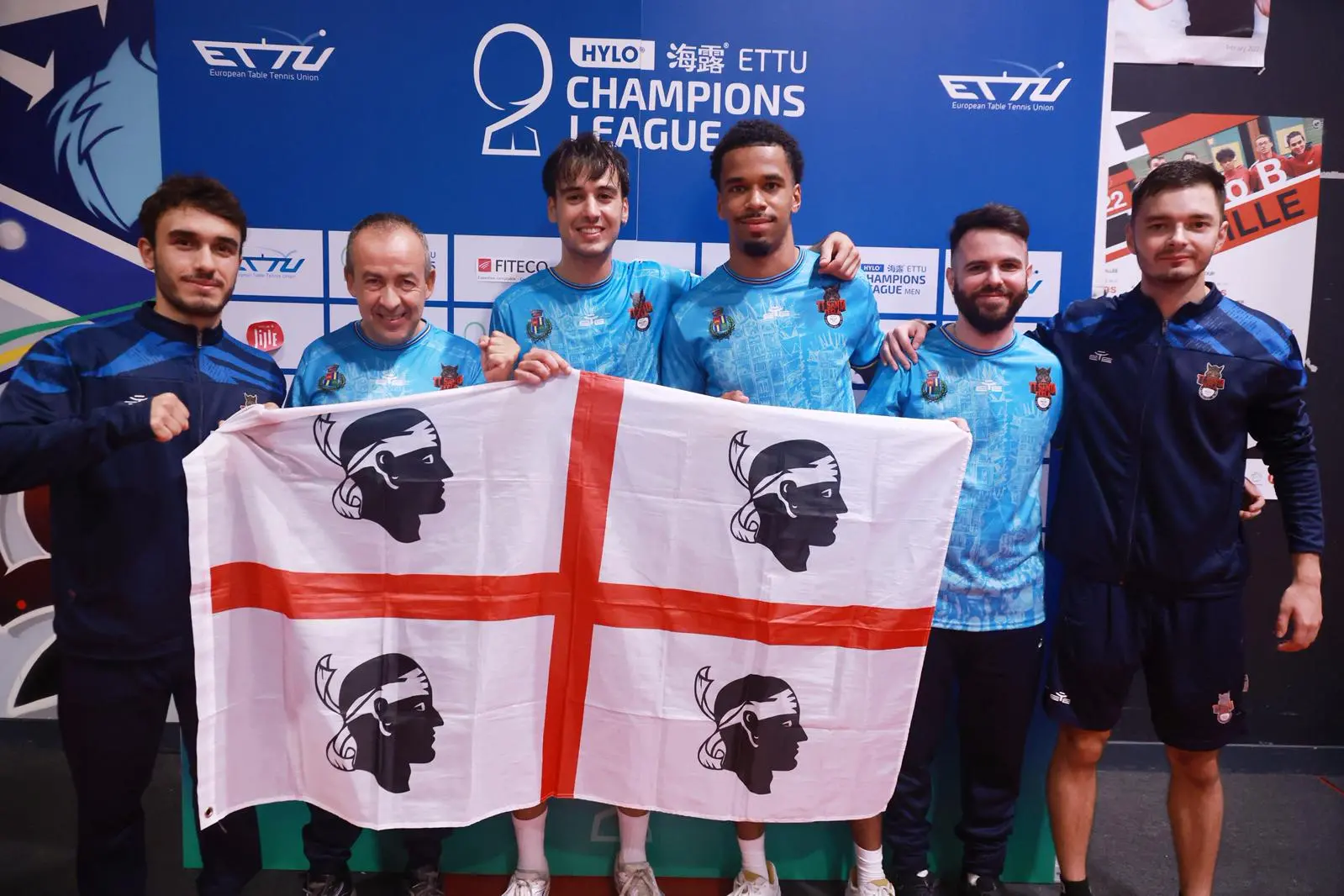 Atleti e staff del Santa Tecla Nulvi festeggiano a Lille il passaggio del turno (Foto concessa dall'ASD Santa Tecla Nulvi)