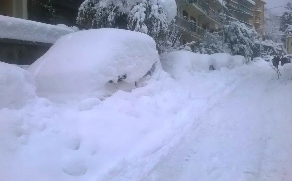 Auto sommerse dalla neve a Desulo