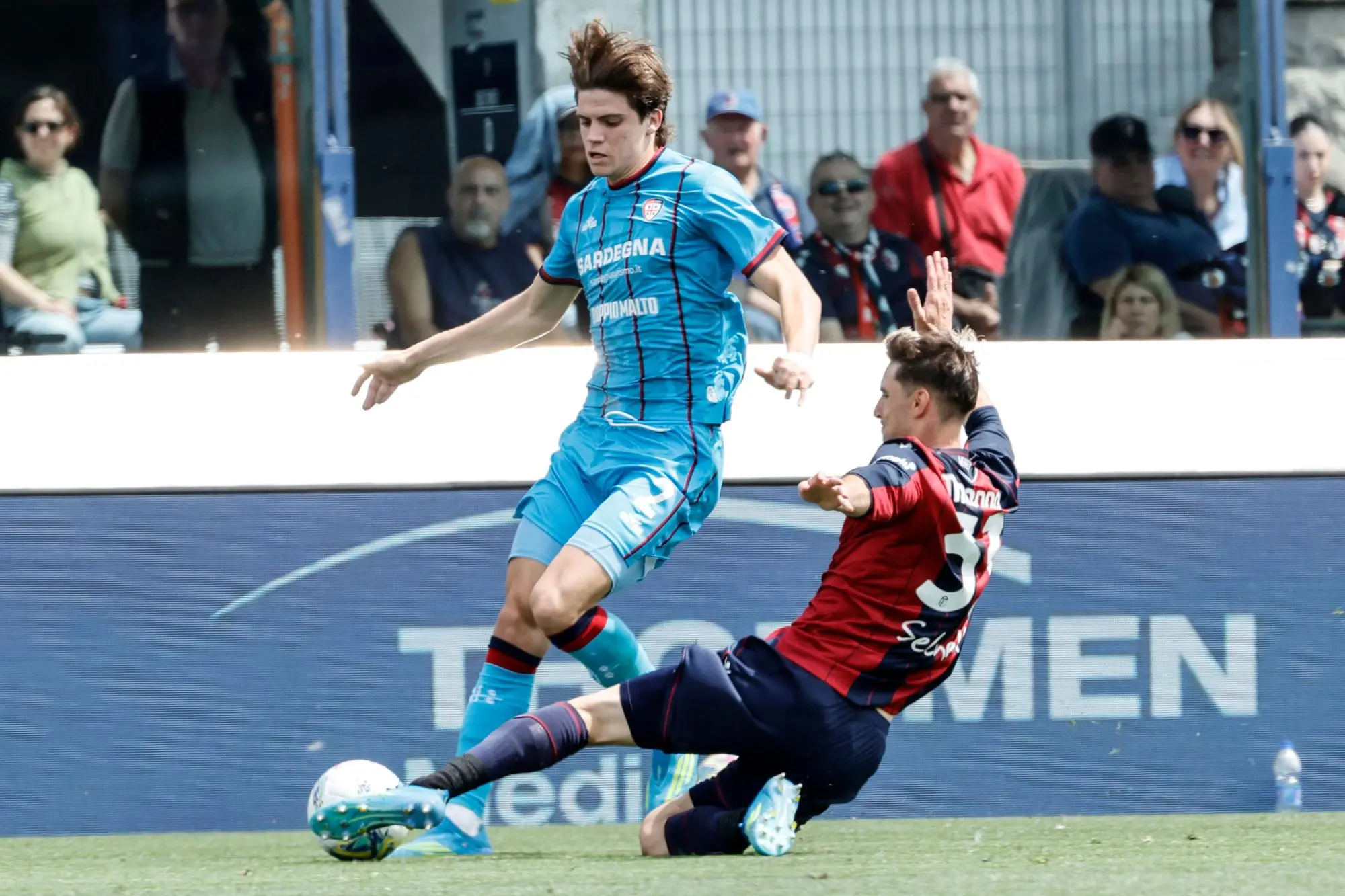 Marco Palestra contrastato da Juan Miranda in Bologna-Cagliari (foto Ansa)