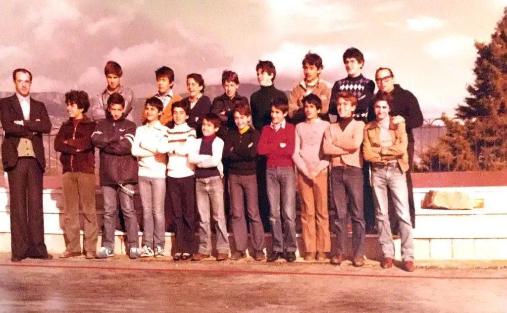 Studenti del ginnasio salesiano di Lanusei a fine degli anni Settanta con i loro insegnanti di greco don Luigi Silvestri (a sinistra) e di italiano don Orlando Cruccas (in alto a destra) (foto Salesiani Lanusei)