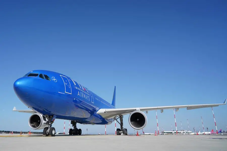 La nuova livrea azzurra degli aerei di Ita Airways (Ansa)