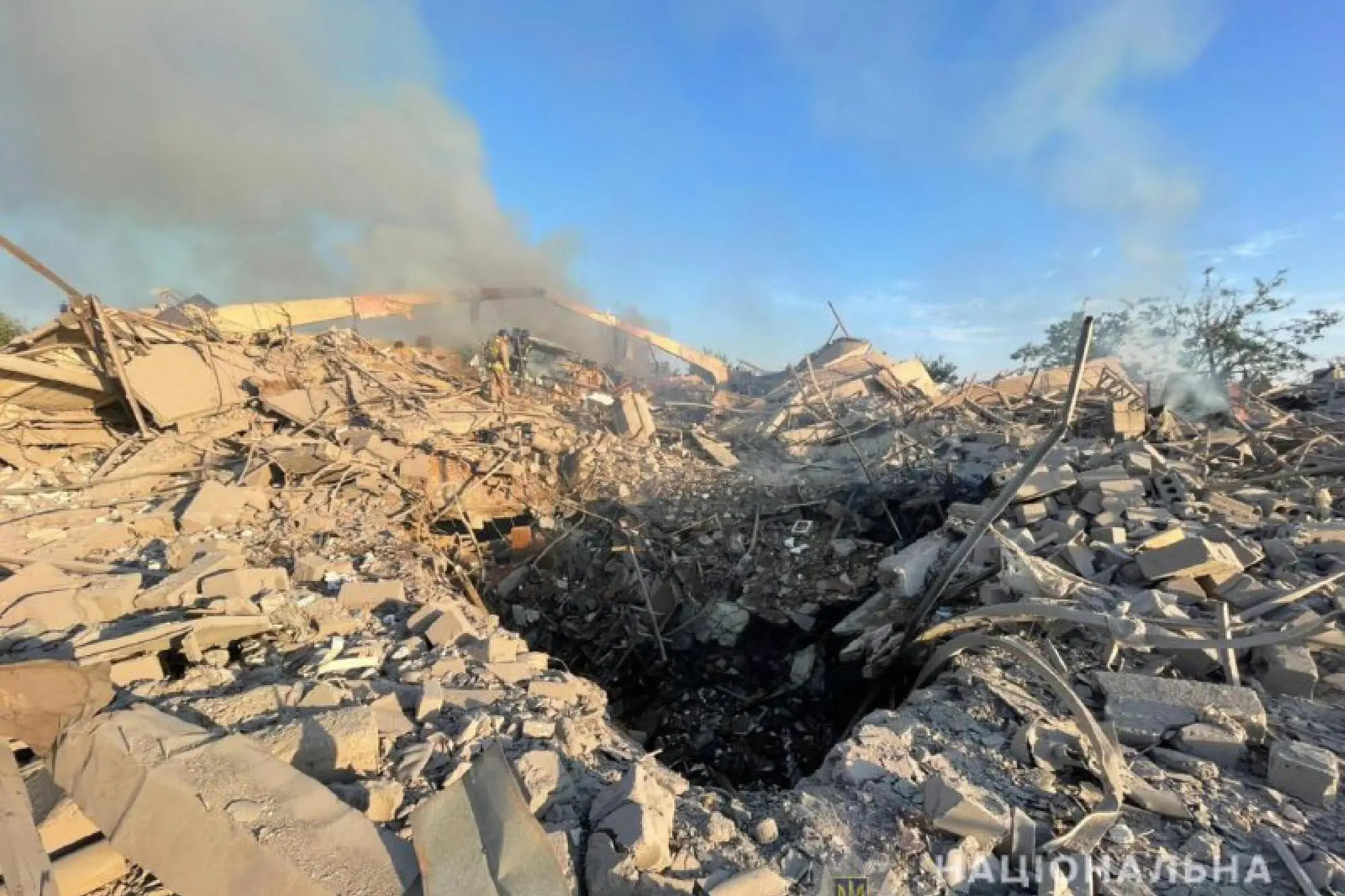 ''La polizia della regione di Donetsk ha documentato le conseguenze di 20 attacchi russi. Gli occupanti hanno bombardato 17 insediamenti, uccidendo e ferendo civili. I russi hanno colpito le città di Avdiyivka, Maryinka, Hirnyk, Sloviansk, Druzhkivka, Kostyantynivka, Chasiv Yar, Siversk, Toretsk, Bakhmut, i villaggi di Myrolyubivka, Khrestishche, Georgiivka, Novomykolaivka, Zaytseve e Semihirya''. E' quanto si legge in un post sul canale Telegram della Polizia ucraina, 09 luglio 2022. POLIZIA UCRAINA +++ATTENZIONE LA FOTO NON PUO' ESSERE PUBBLICATA O RIPRODOTTA SENZA L'AUTORIZZAZIONE DELLA FONTE DI ORIGINE CUI SI RINVIA+++