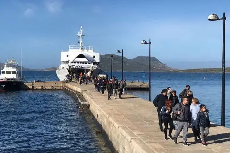 Sbarco di turisti all'Asinara (foto L'Unione Sarda - Pala)
