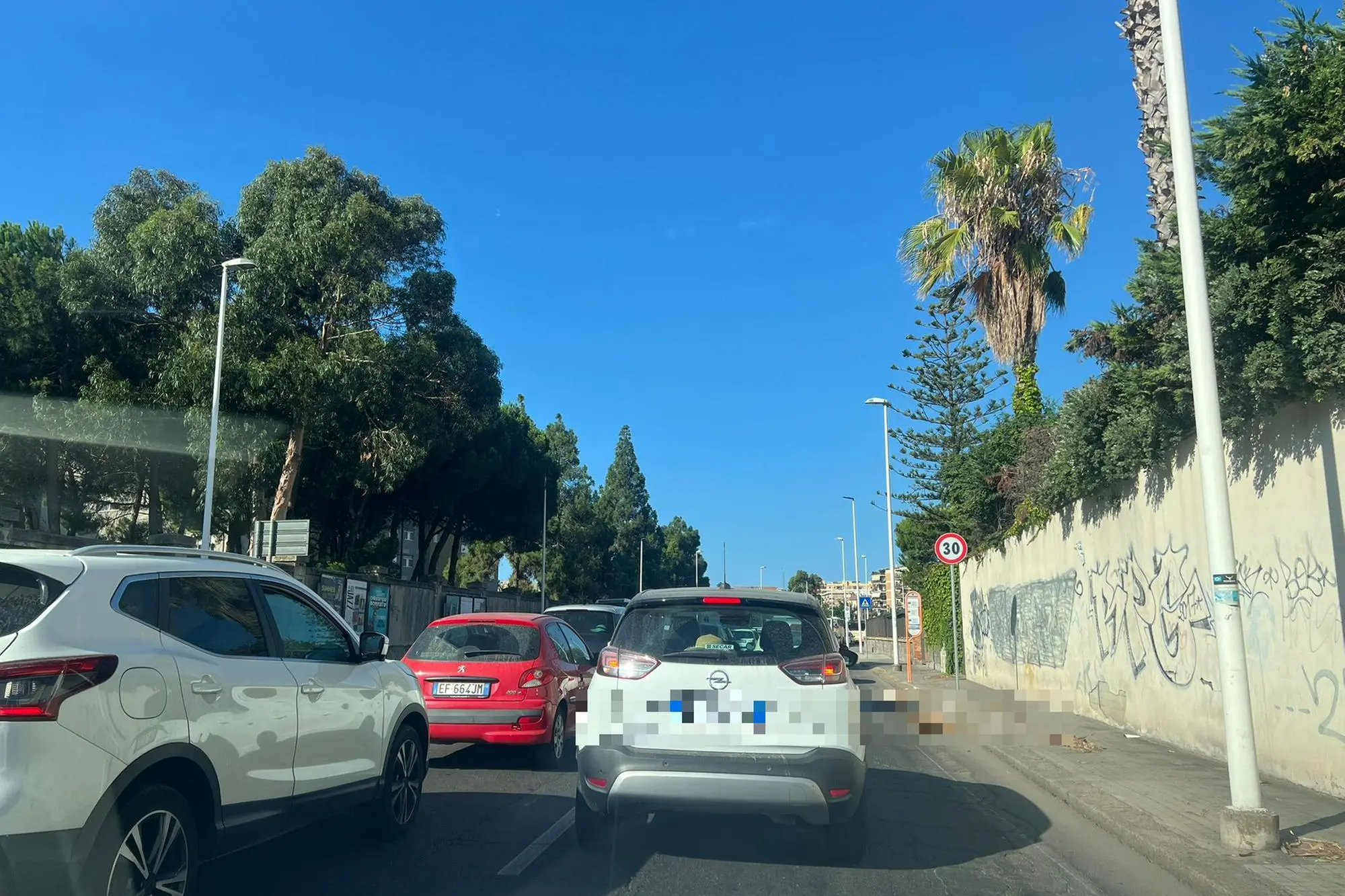Cagliari traffico in via Cadello