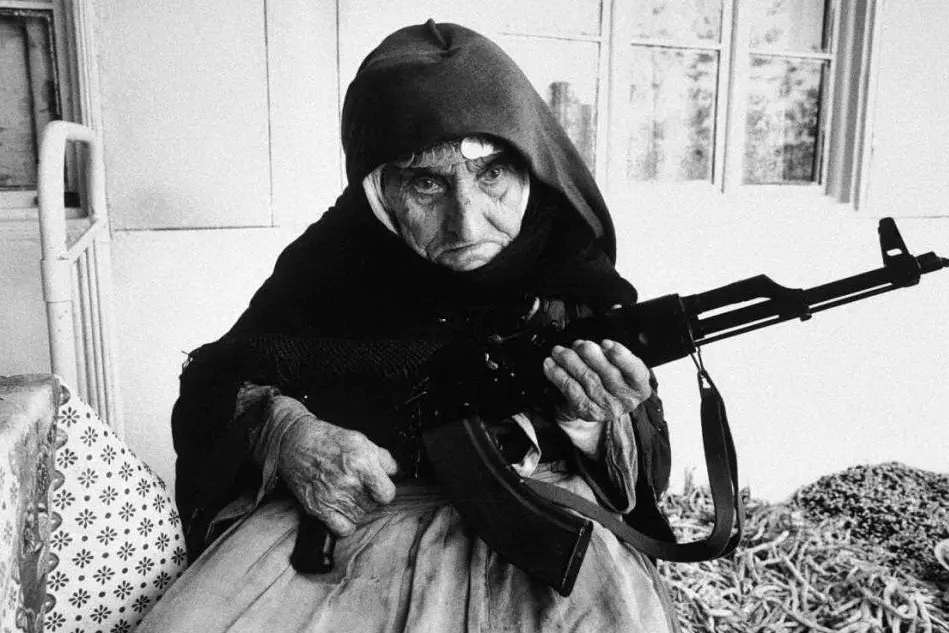 Anziana armena fa la guardia davanti a casa durante gli scontri tra Armenia e Azerbaijan nel 1990  © Courtesy UN Photo/Armineh Johannes