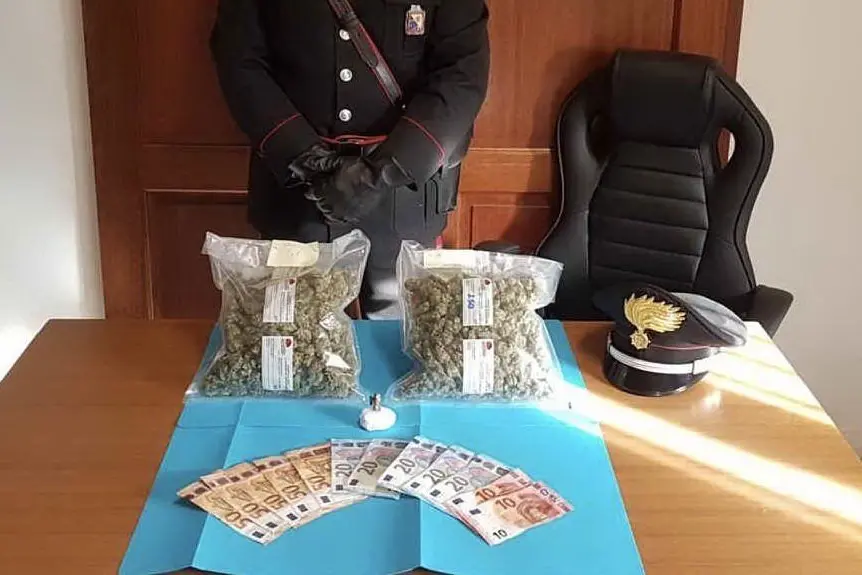 La droga e il denaro sequestrato (foto carabinieri)