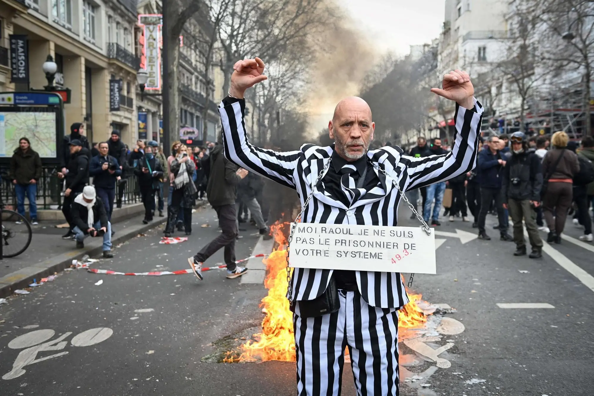 Un manifestante in piazza a Parigi contro l'innalzamento dell'et&agrave; della pensione da 62 a 64 anni (foto Ansa)