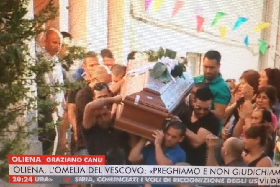 Un'immagine dei funerali dal servizio del TG di Videolina
