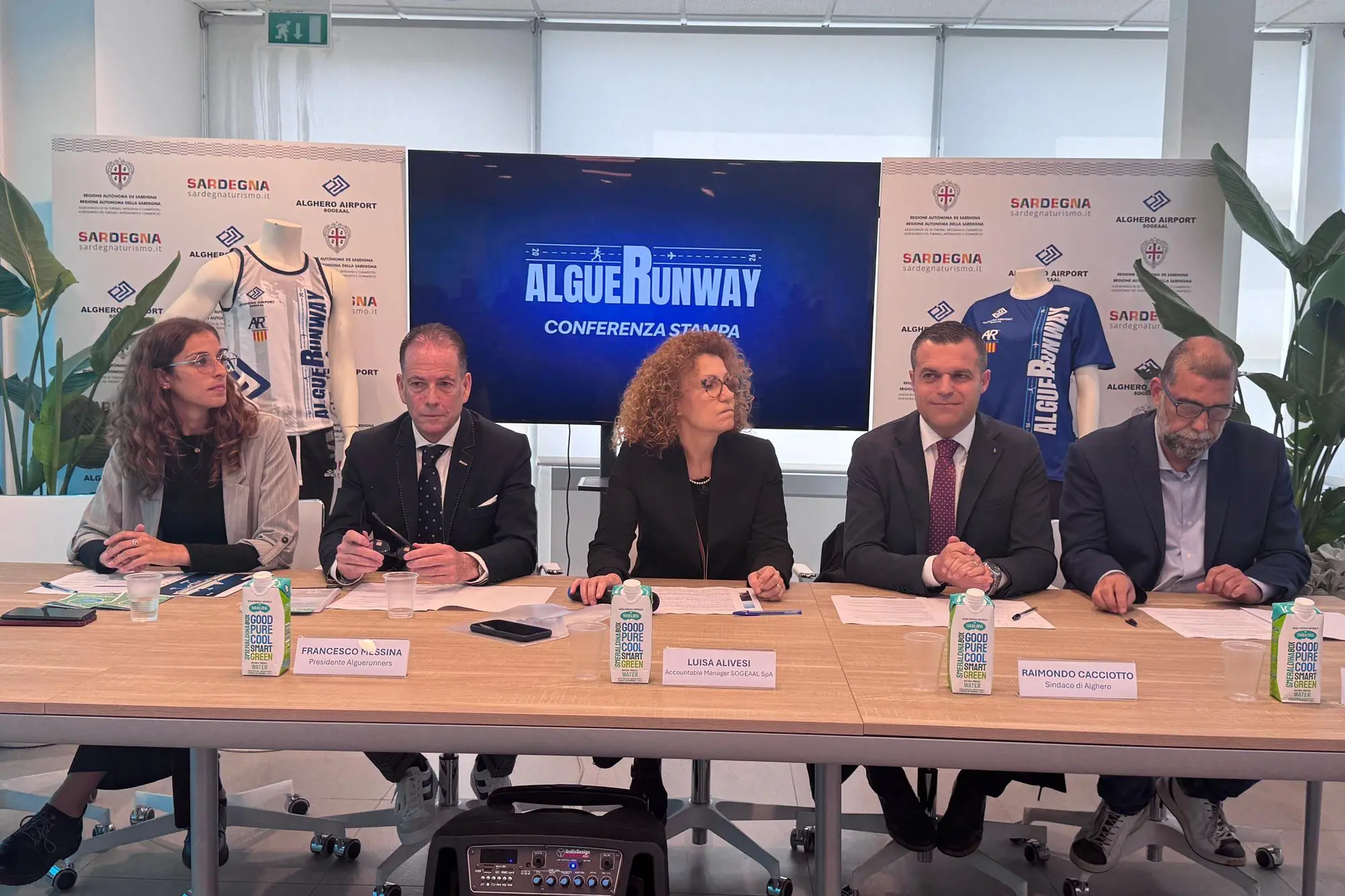 La conferenza stampa in aeroporto