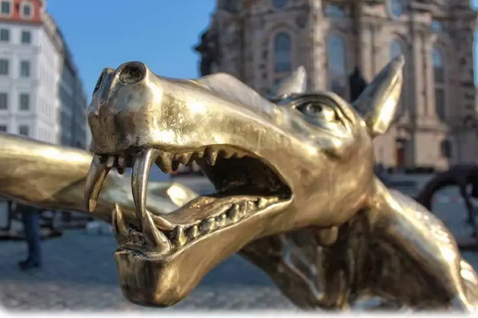 58 statue che rappresentano lupi inferociti protagoniste di un'installazione a Berlino contro l'ultradestra